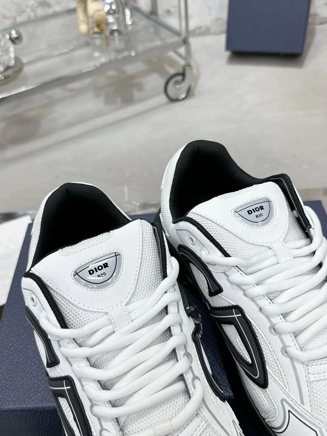 Men's men's shoes 💰600❤️❤️❤️High version Dior Dior's latest color matching B30 series reflective dad sneakers original 17380💰 purchased for development and production Brand new B30 sneakers Dad Shoes style shoes that follow the trend of the retro market The Dior logo on the tongue also indicates that this pair of shoes is the B30 model! B30 uses fine-textured leather and mesh cloth materials to form a shoe body. There are conspicuous letters CD on both sides of the shoe body to indicate identity. Many lines on the shoe body outline details to make the shoes look less monotonous and full of retro flavor. The delivery counter is exquisitely packaged🛍📦 ▪️Fabric: Original customized technical fabric + mesh ▪️Inner lining: Customized breathable lining ▪️Outsole: Original molded IP foam + TPU outsole ▪️Sole thickness: 3.5CM ▪️Size: Women’s size 35-40 / Men’s size 39-46
